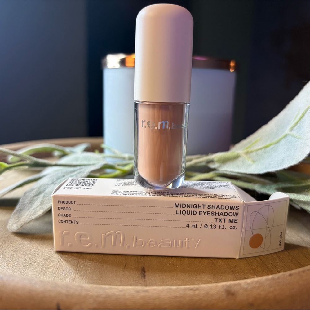 r.e.m. beauty Midnight Shadows Liquid Eyeshadow - Tan